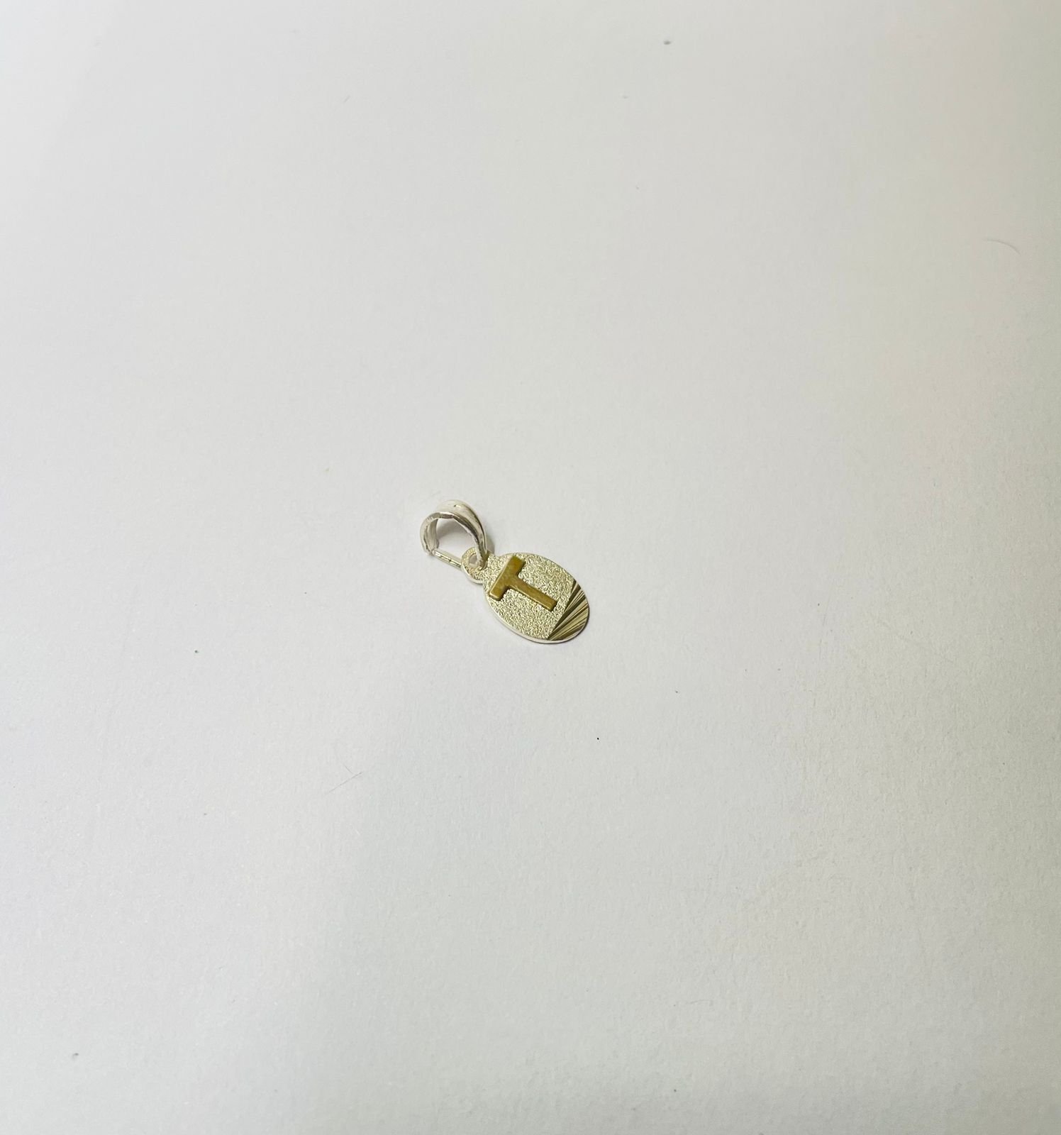 Dije letra T 1.24 gr / 2.5 cm / plata italiana + oro laminado - Imagen 2