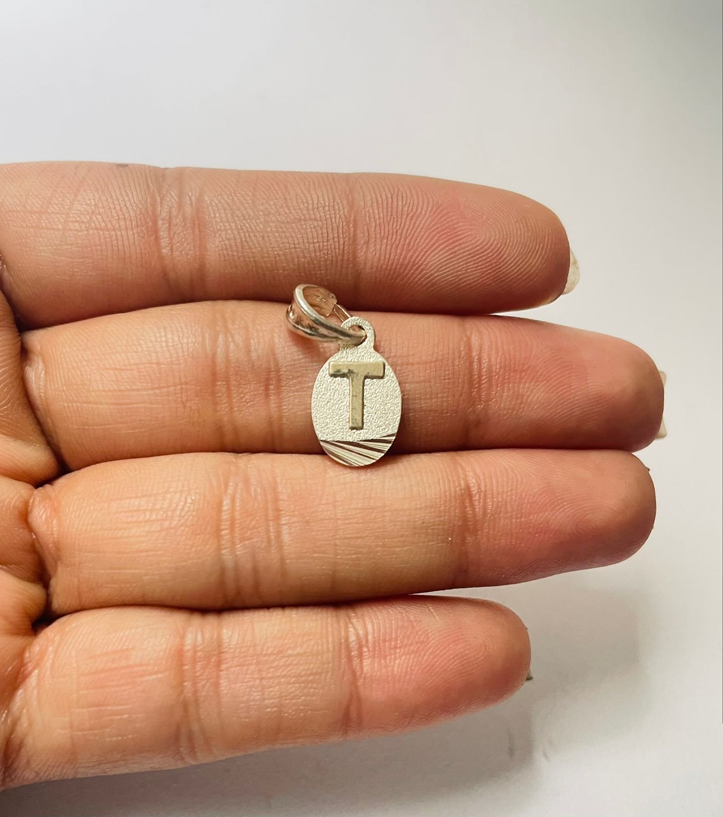 Dije letra T 1.24 gr / 2.5 cm / plata italiana + oro laminado - Imagen 3