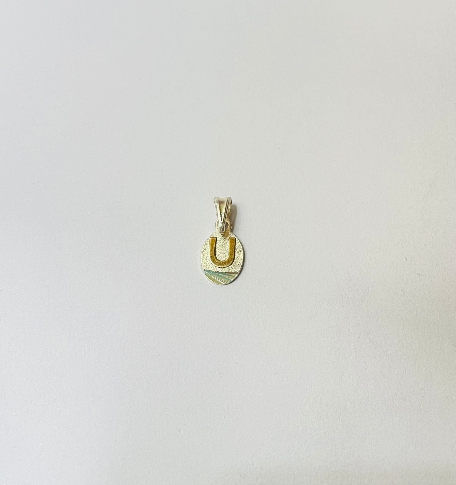 Dije letra U 1.29 gr / 2.5 cm / plata italiana + oro laminado