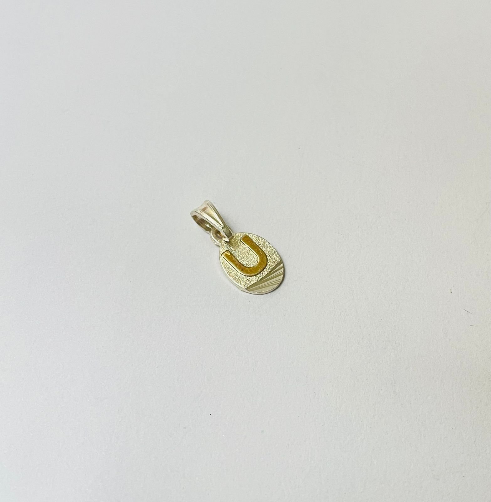 Dije letra U 1.29 gr / 2.5 cm / plata italiana + oro laminado - Imagen 2