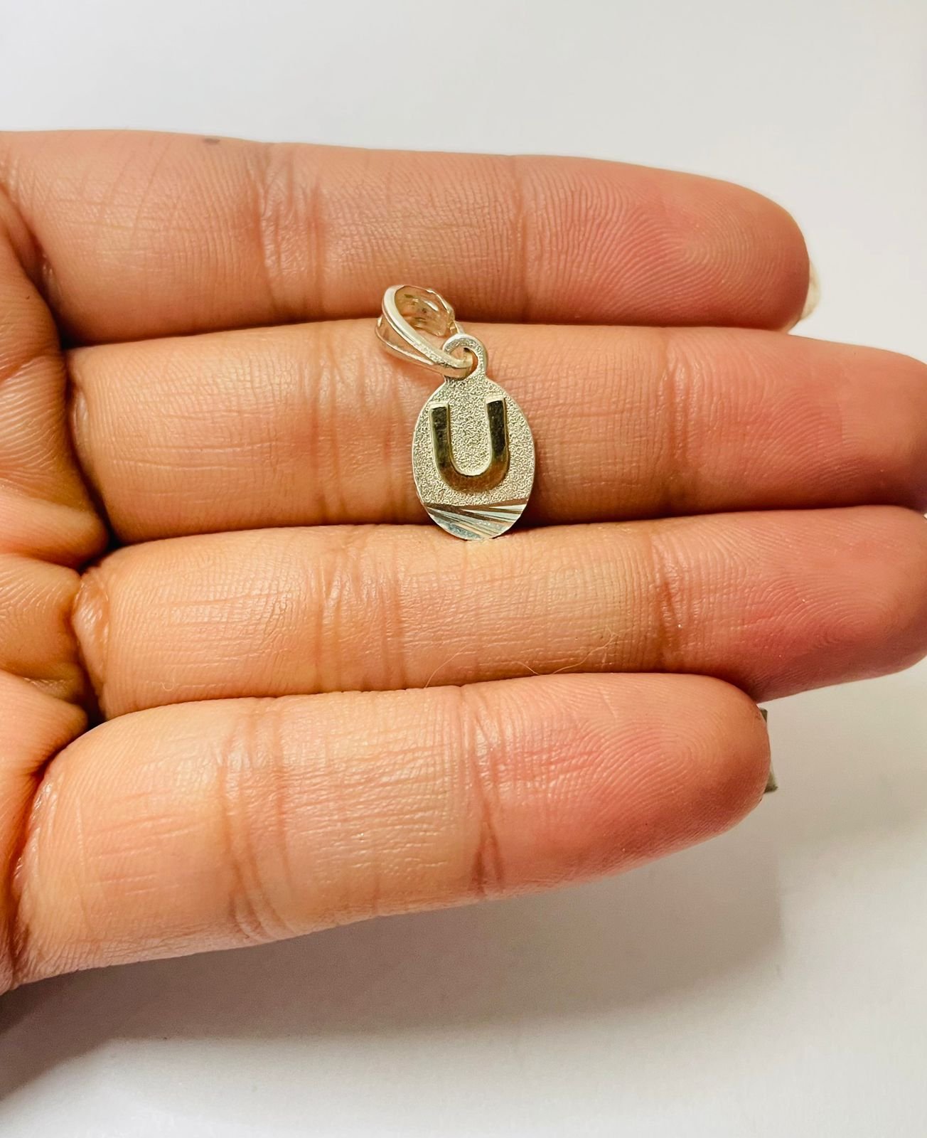Dije letra U 1.29 gr / 2.5 cm / plata italiana + oro laminado - Imagen 3