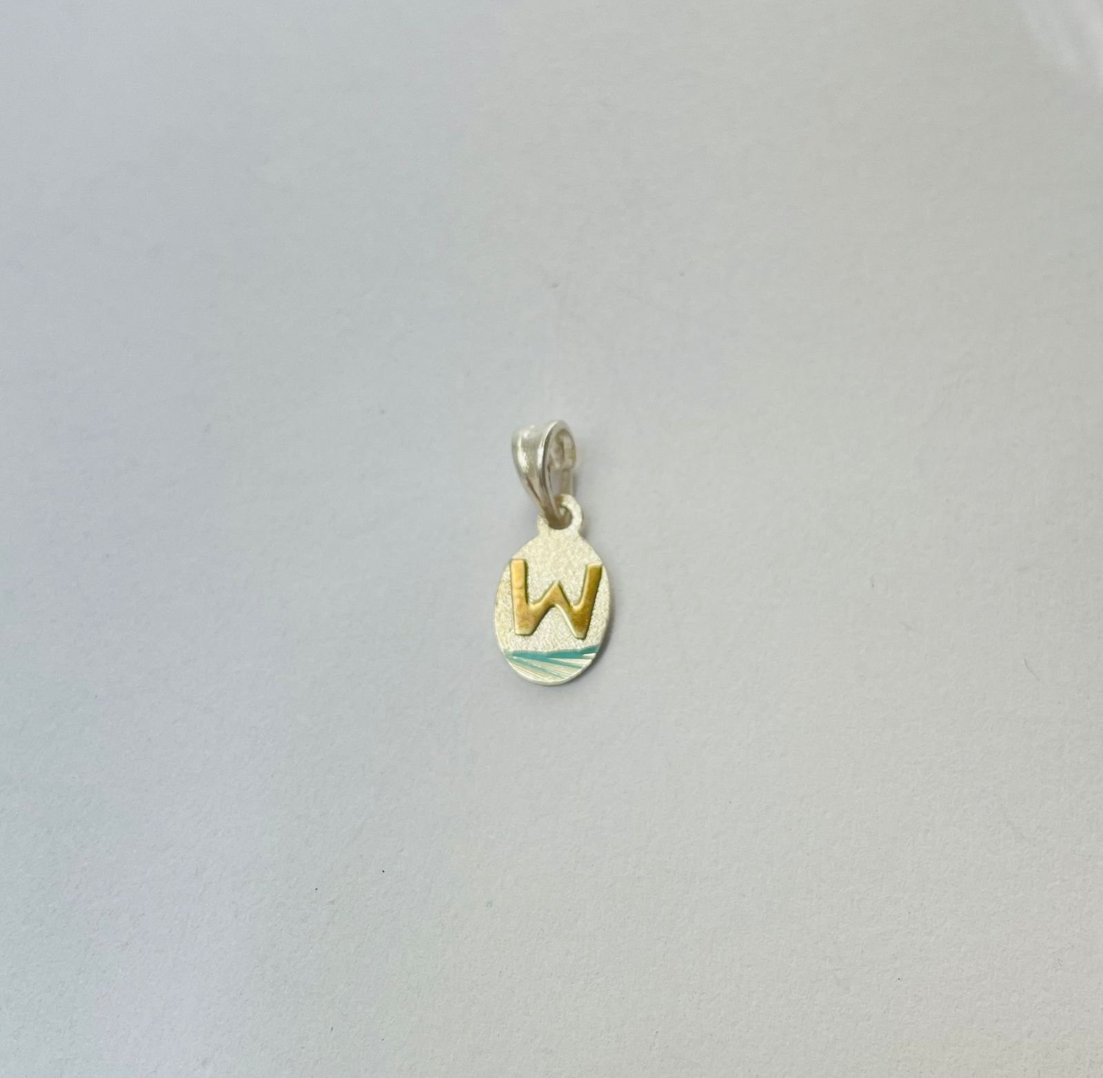 Dije letra W 1.27 gr / 2.5 cm / plata italiana + oro laminado