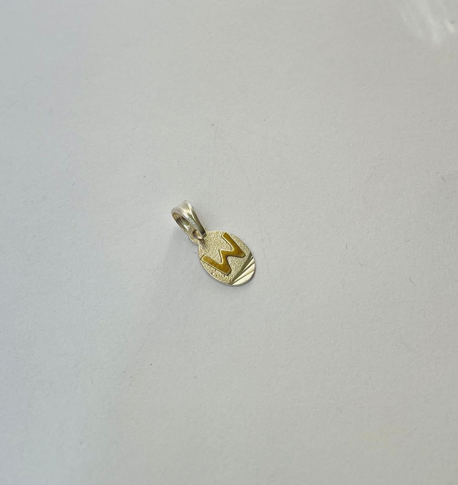 Dije letra W 1.27 gr / 2.5 cm / plata italiana + oro laminado - Imagen 2