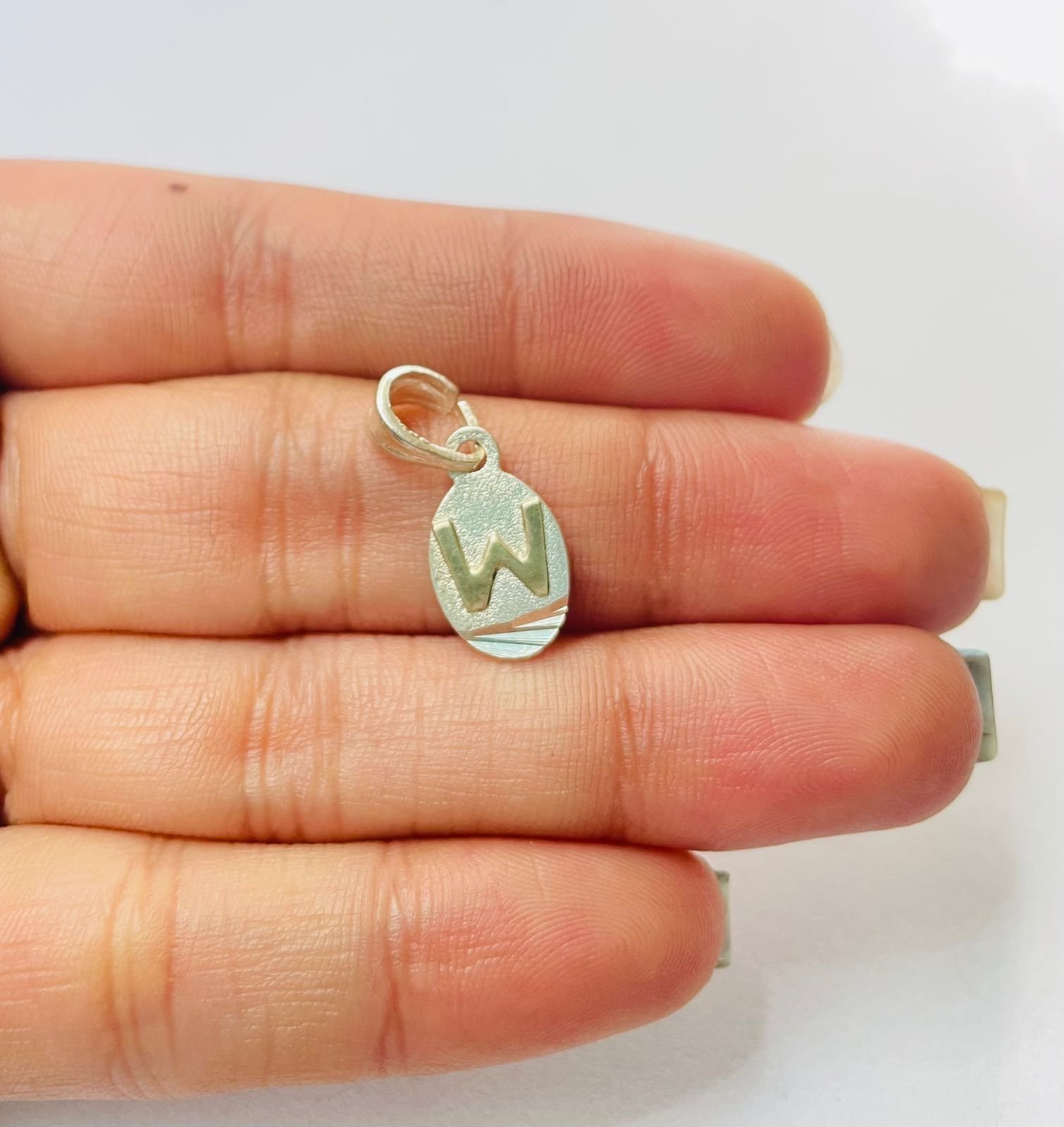 Dije letra W 1.27 gr / 2.5 cm / plata italiana + oro laminado - Imagen 3