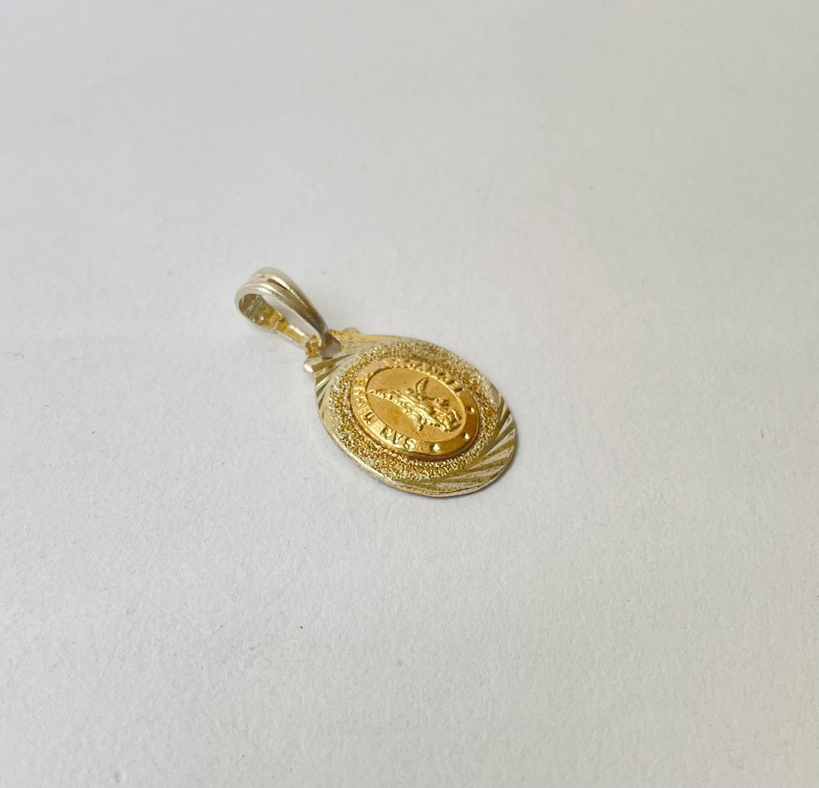 Dije San Miguel Arcángel 2.37 gr / 3 cm / plata italiana + oro laminado - Imagen 2