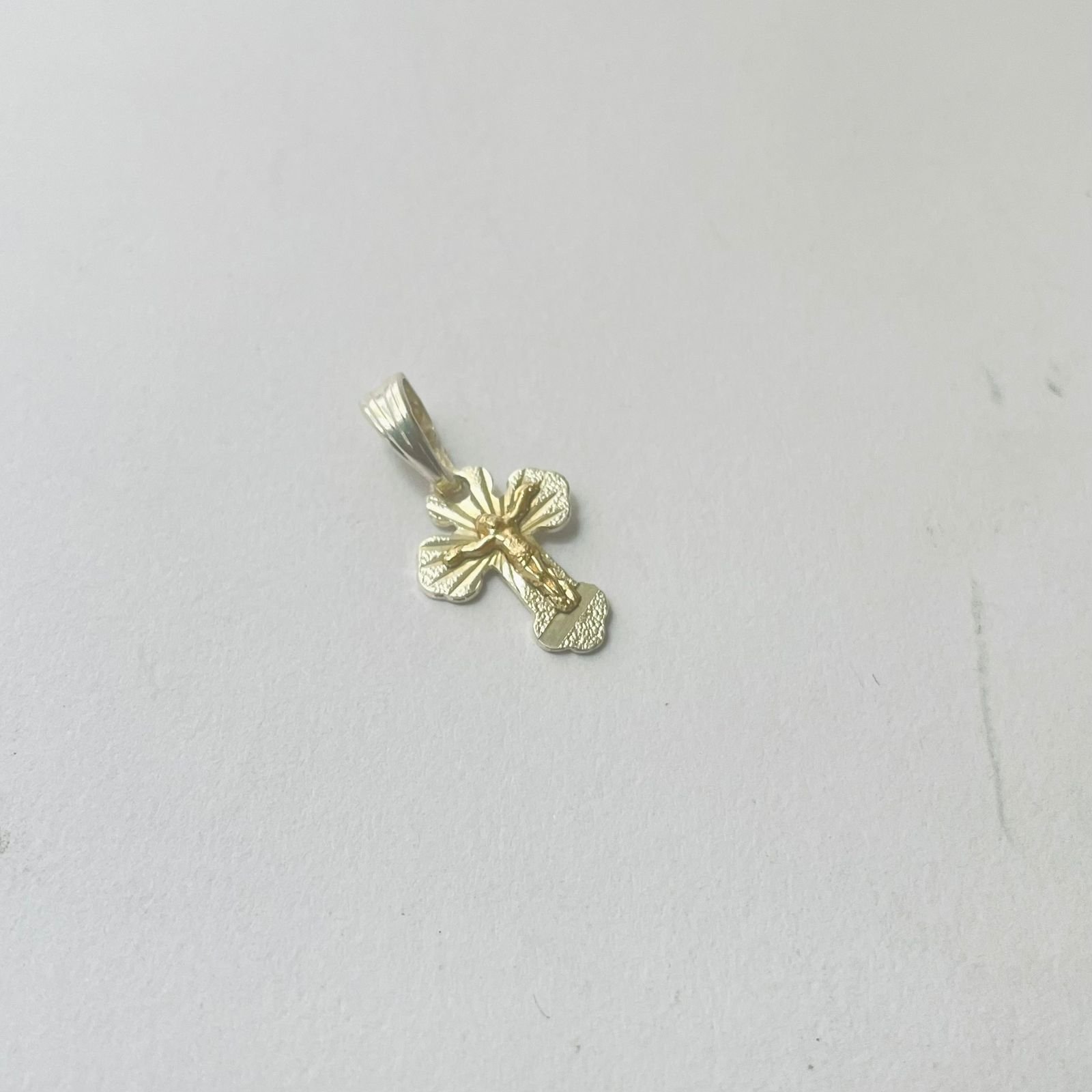 Dije cruz 1.11 gr / 2.5 cm / plata italiana + oro laminado - Imagen 2