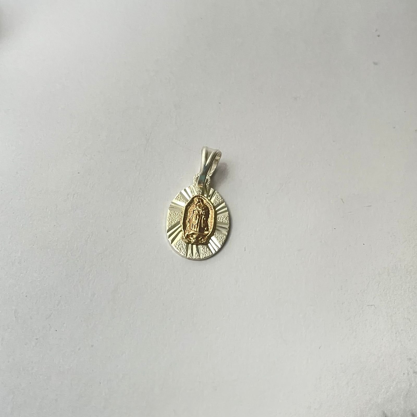 Dije virgen Guadalupe 2.44 gr / 3 cm / plata italiana + oro laminado