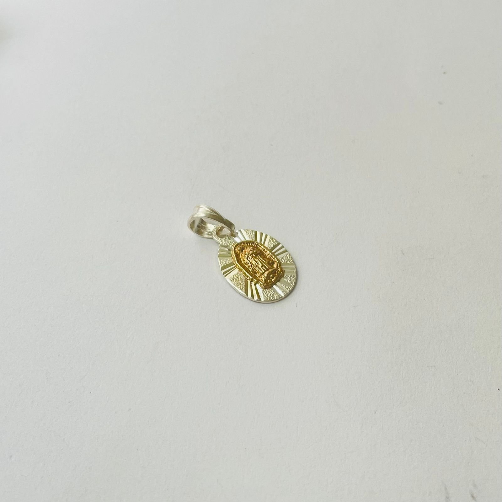 Dije virgen Guadalupe 2.44 gr / 3 cm / plata italiana + oro laminado - Imagen 2