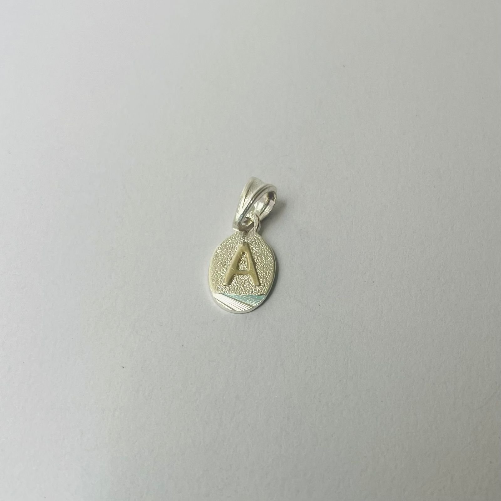 Dije letra A 1.29 gr / 2.5 cm / plata italiana + oro laminado
