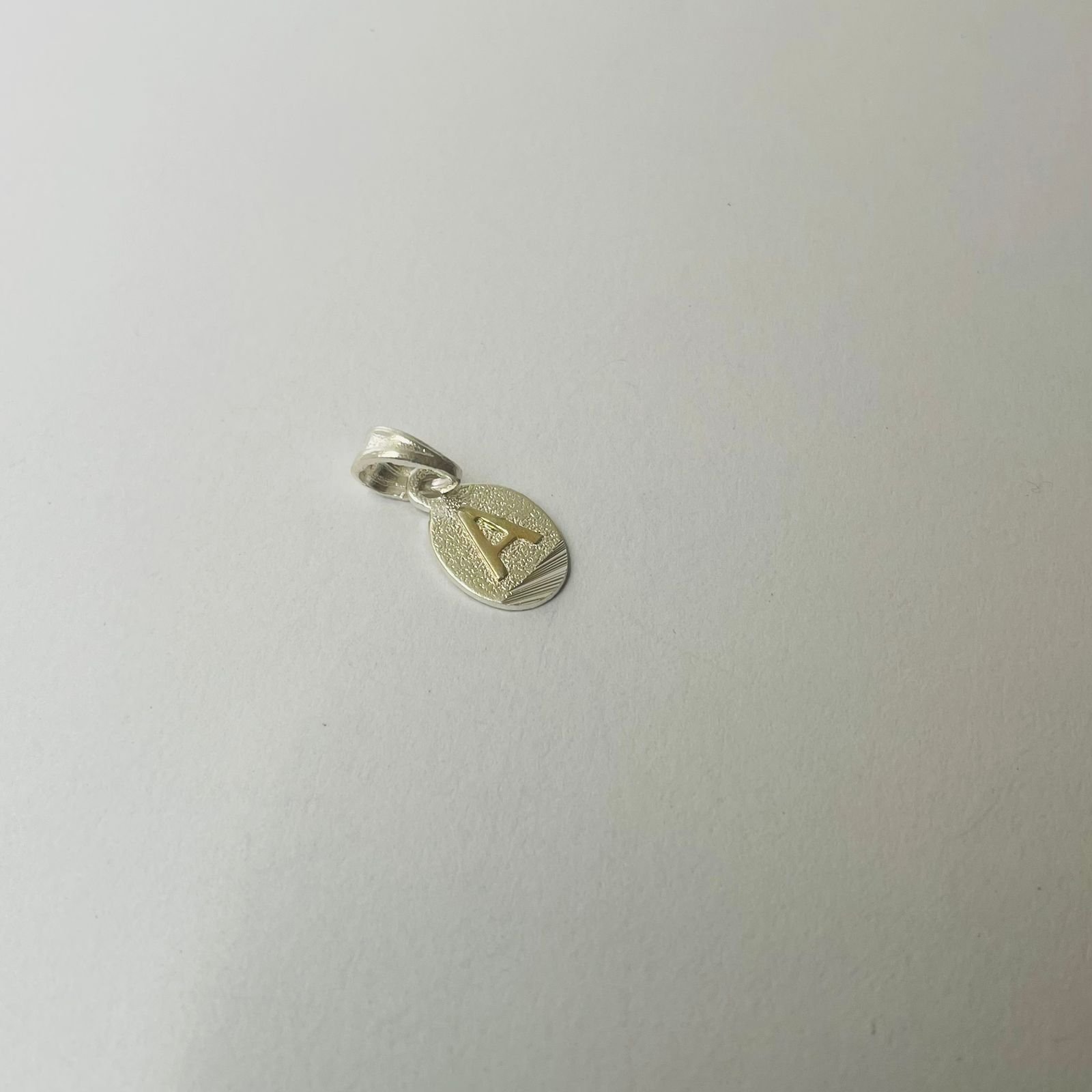 Dije letra A 1.29 gr / 2.5 cm / plata italiana + oro laminado - Imagen 2