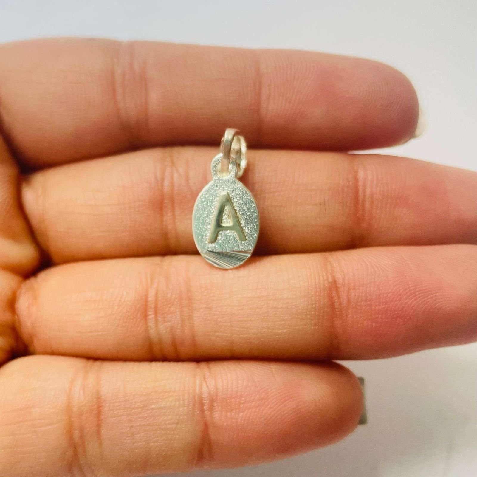 Dije letra A 1.29 gr / 2.5 cm / plata italiana + oro laminado - Imagen 3