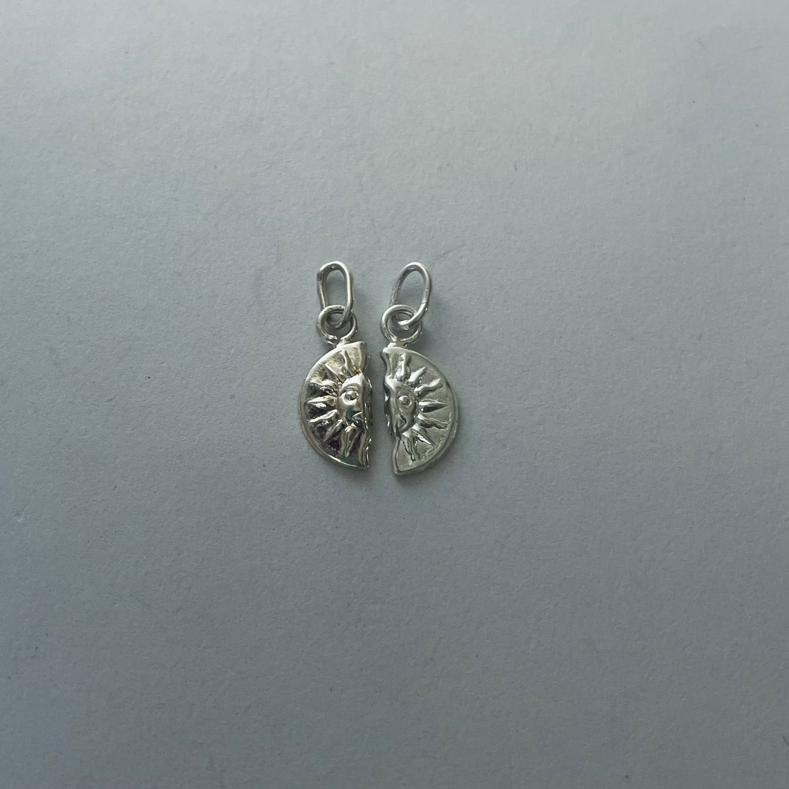 Dije Sol 1.50 gr / 2.5 cm / divide en dos plata italiana