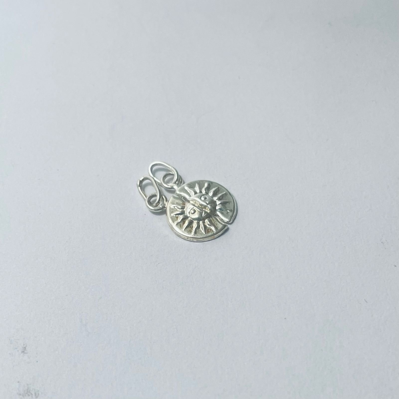 Dije Sol 1.50 gr / 2.5 cm / divide en dos plata italiana - Imagen 2