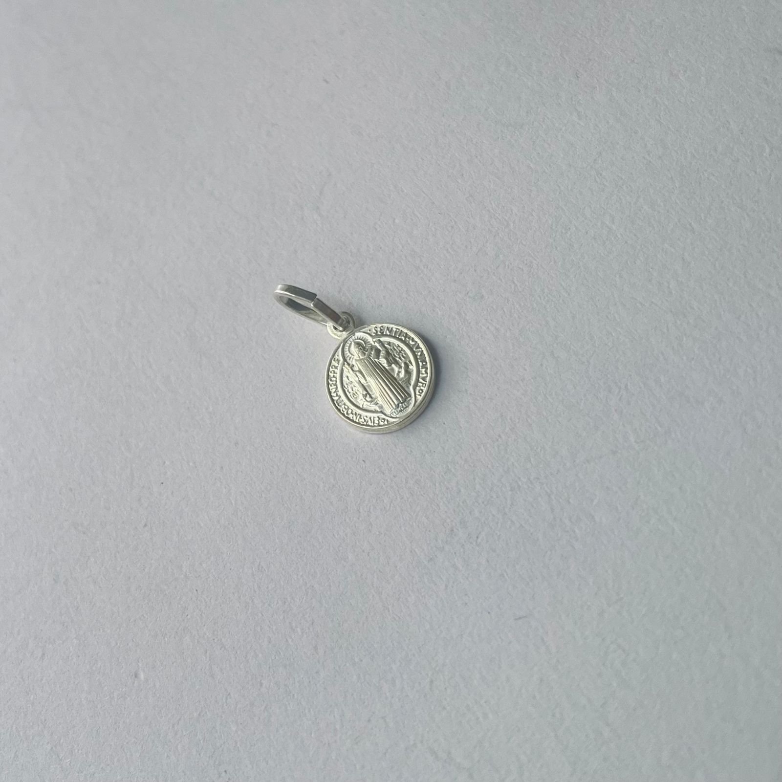 Dije San Benito 0.96 gr / 2 cm / plata italiana - Imagen 2