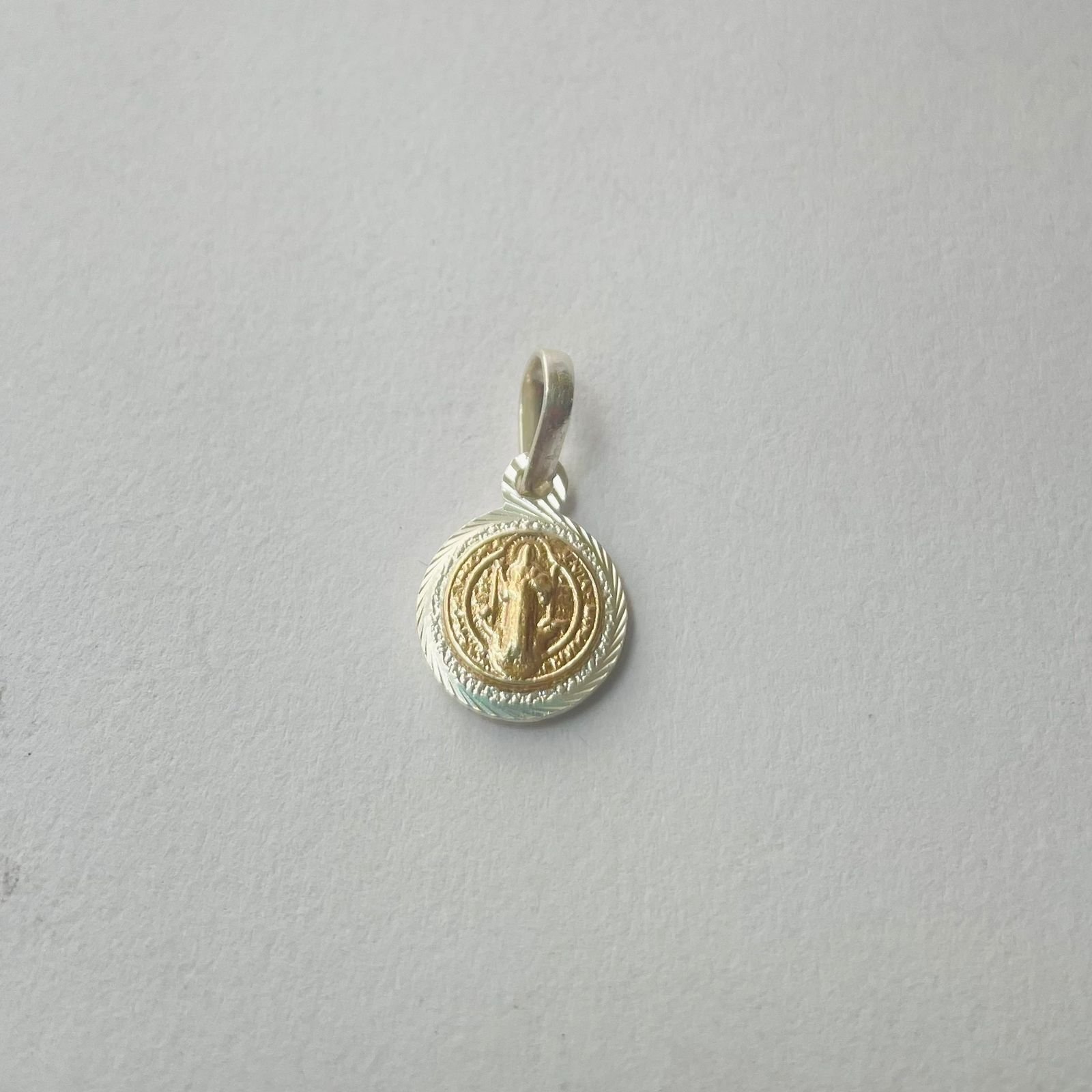 Dije San Benito 1.08 gr / 2 cm / plata italiana + oro laminado