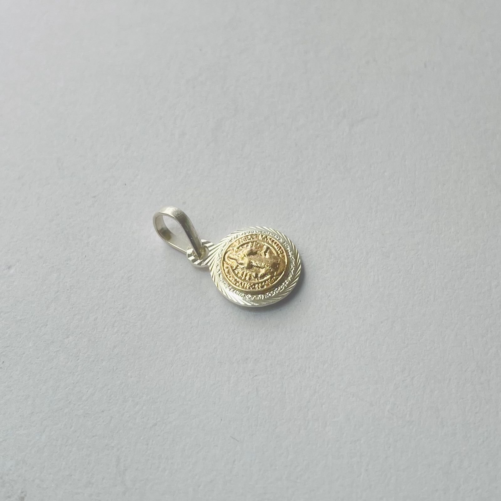 Dije San Benito 1.08 gr / 2 cm / plata italiana + oro laminado - Imagen 2