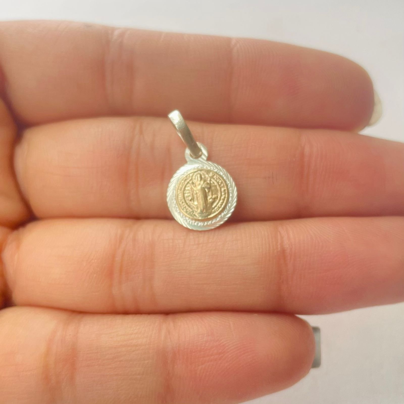 Dije San Benito 1.08 gr / 2 cm / plata italiana + oro laminado - Imagen 3